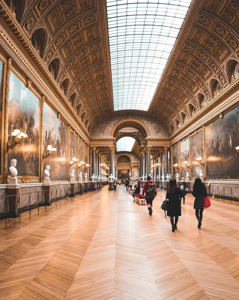 Galerías de París y gente caminando — Foto de Stock