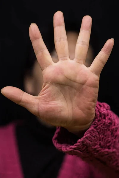 Tiro vertical de uma mulher chinesa fechando seu rosto com seu conceito de empoderamento de mão-mulheres — Fotografia de Stock