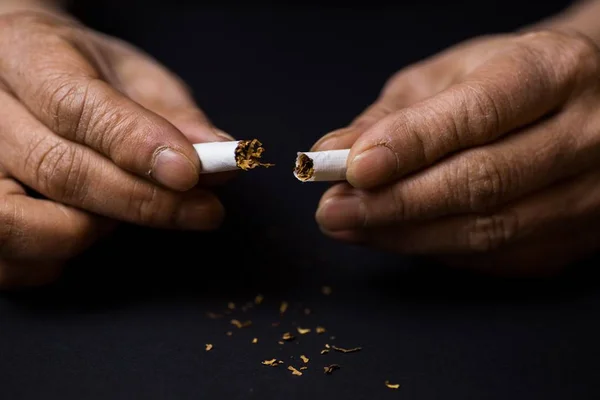 Detailní záběr cigaretového výstřihu v konceptu odvykání kouření — Stock fotografie