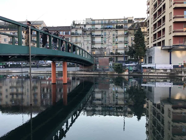 Пейзаж снимка моста и зданий в реке Наваглы района в Милане — стоковое фото