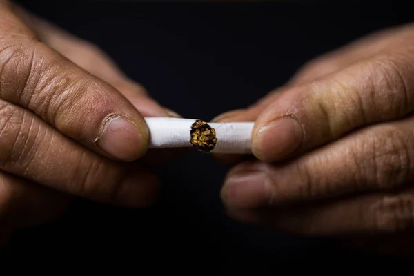 Крупним планом знімок сигарети, розрізаної в концепції напіввиходу від куріння — стокове фото