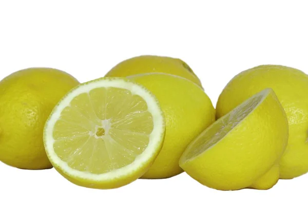 Close-up van citroenen onder het licht tegen een witte achtergrond — Stockfoto
