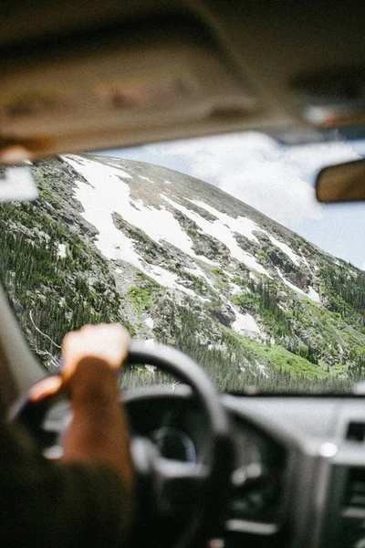 Partie d'une montagne recouverte de neige vue du pare-brise d'une voiture — Photo