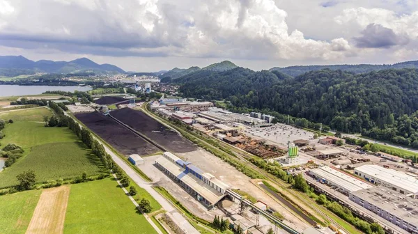 Εναέρια Λήψη Βιομηχανικού Εδάφους Στη Σλοβενία Κάτω Από Τον Συννεφιασμένο — Φωτογραφία Αρχείου