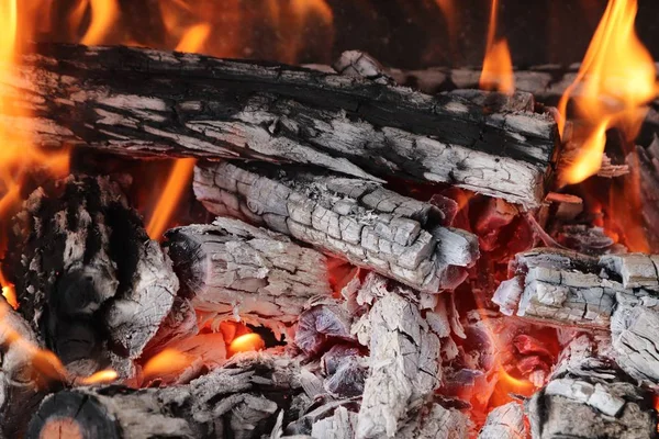 Ujęcie zbliżeniowe drewna opałowego spalanego w piecu - koncepcja domowego ciepła — Zdjęcie stockowe