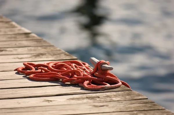 Primer Plano Una Cuerda Naranja Puente Madera Con Lago Fondo —  Fotos de Stock