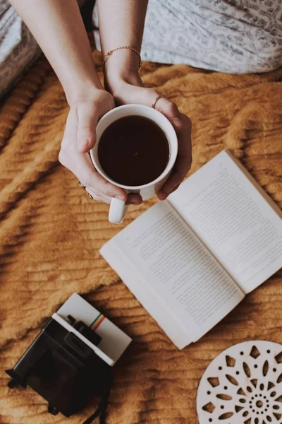 Primer Plano Una Mujer Sosteniendo Una Taza Café Sus Manos —  Fotos de Stock