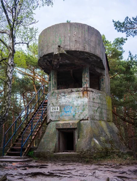 Старая заброшенная башня в лесу в Хель-Польше — стоковое фото