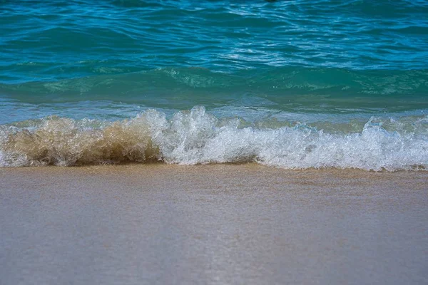 穏やかな波が海岸に向かって移動する魅惑的な風景 — ストック写真
