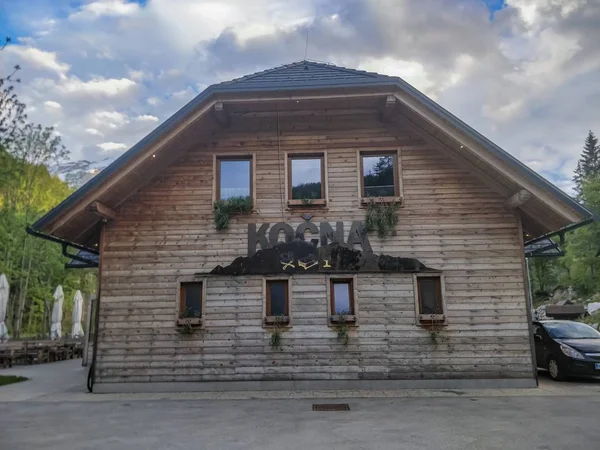 Ресторан Kocna, Zgornje Jezersko - Словения — стоковое фото