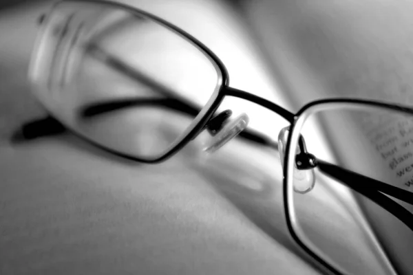 Zbliżenie selektywne skupienie ujęcia okularów na książce — Zdjęcie stockowe