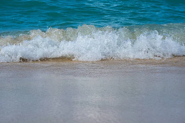 Een Betoverend Landschap Van Kalme Oceaangolven Weg Naar Kust — Stockfoto