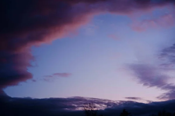 Piękny Widok Zachmurzonego Wieczornego Nieba Odcieniach Błękitnego Fioletowego — Zdjęcie stockowe