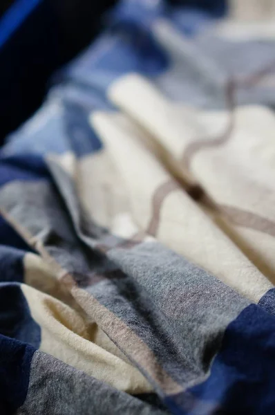 Függőleges felvétel egy kék-fehér takaróról — Stock Fotó