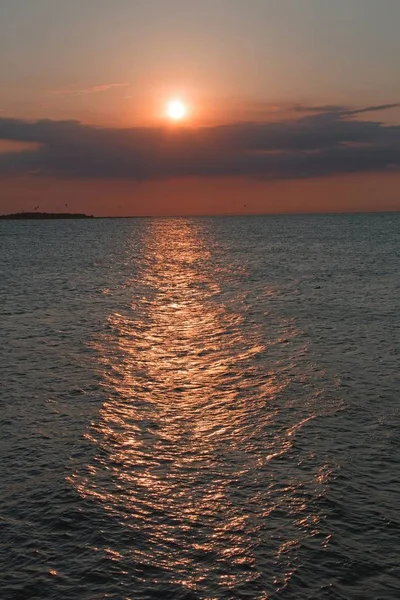 Вертикальный Снимок Океана Затемняющимся Небом Время Заката — стоковое фото