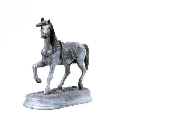 Closeup tiro de uma estátua de cavalo pequeno em um fundo branco — Fotografia de Stock
