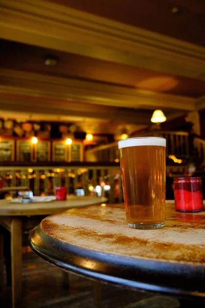Encerramento Copo Cerveja Mesa Sob Luzes Bar Com Fundo Borrado — Fotografia de Stock