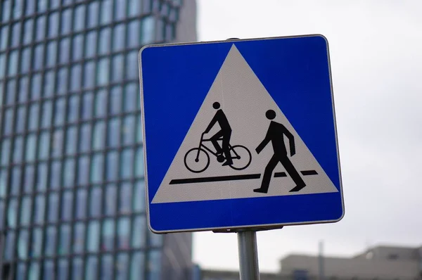 Närbild Fyrkantig Vägskylt Som Visar Passagen För Fotgängare Och Cyklister — Stockfoto