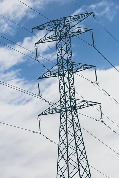 Вертикальний Знімок Електричної Вежі Блакитним Хмарним Небом Задньому Плані — стокове фото