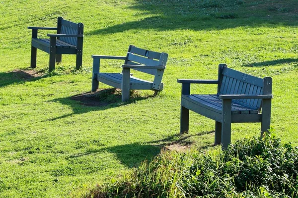 Campo Gramado Com Três Cadeiras Madeira Azul Durante Dia — Fotografia de Stock