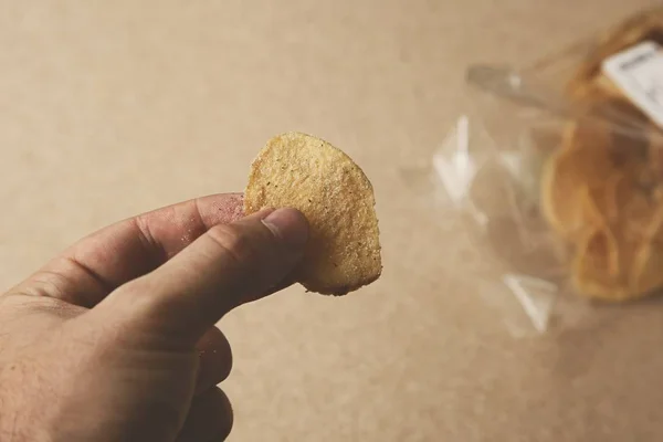 Uma Pessoa Que Leva Algumas Batatas Fritas Saco Plástico — Fotografia de Stock
