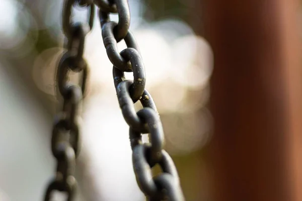 Close-up landschap shot van een grijze metalen ketting met een wazig in de achtergrond — Stockfoto