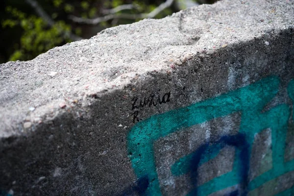 Cerrar el tiro de los escritorios de grafito sobre una valla concreta. —  Fotos de Stock
