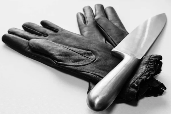 Beyaz Bir Yüzey Üzerinde Siyah Eldivenlerin Üzerinde Metal Bıçağın Seçici — Stok fotoğraf