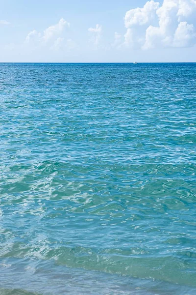 Ένα Μαγευτικό Τοπίο Από Ήρεμα Κύματα Του Ωκεανού Που Κινούνται — Φωτογραφία Αρχείου