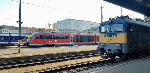 Estación de tren en Budapest, Hungría Estación de tren Nyugati — Foto de Stock