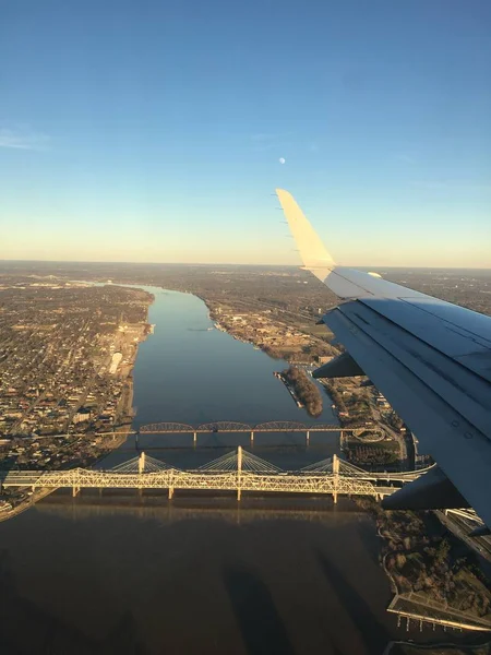 Vertical Photo View Out Plane Window Overlooking Louisville Image Shows — Stock Photo, Image