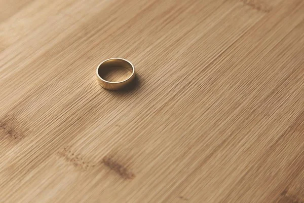 Tiro Foco Seletivo Anel Casamento Dourado Uma Superfície Madeira — Fotografia de Stock
