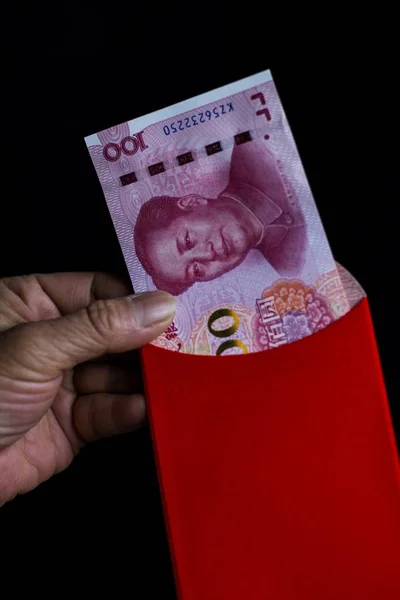 Κοντινό πλάνο της κινεζικής Yuan παραδοσιακούς φακέλους μπροστά από ένα μαύρο φόντο — Φωτογραφία Αρχείου