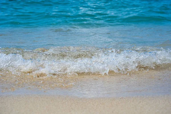 海岸に向かって動く波の風景 — ストック写真