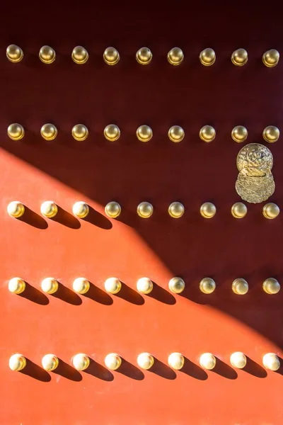 Foto vertical de una puerta tradicional china con un mango de león dorado —  Fotos de Stock