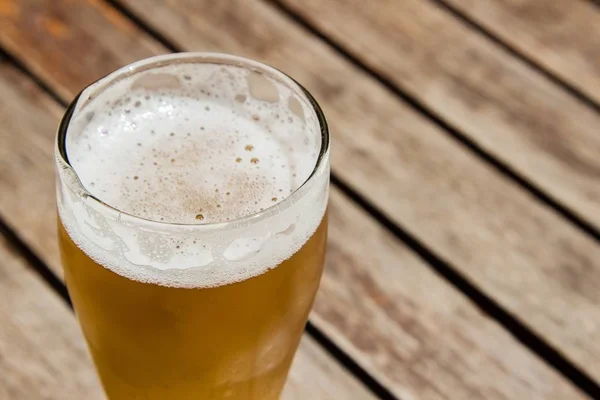 Vaso Cerveza Fría Una Superficie Madera Día Soleado — Foto de Stock