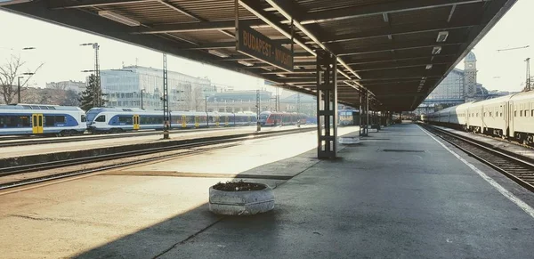 Estación de tren en Budapest, Hungría Estación de tren Nyugati — Foto de Stock