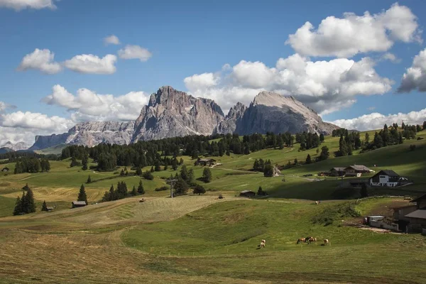 Beautiful panoramic landscape of the rocky Seiser Alm and wide pasture in Compatsch Italy — Stock Photo, Image