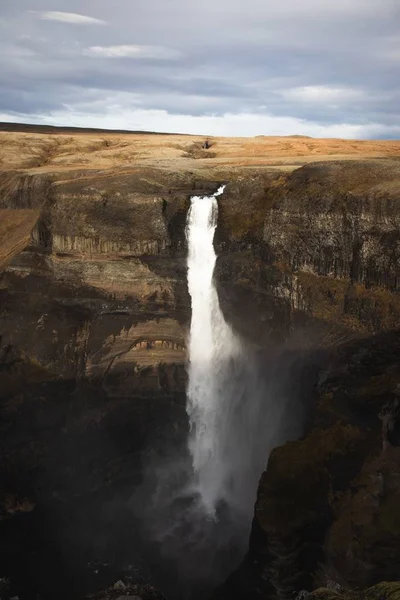 Vue verticale d'une majestueuse cascade haute — Photo