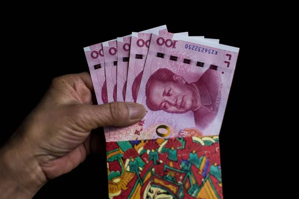 Secuestro de cierre de sobres tradicionales de Yuan chino frente a un fondo negro — Foto de Stock