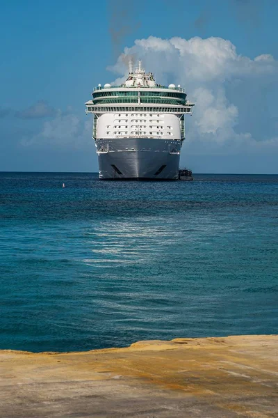Loď Plující Pobřeží Pod Zataženou Oblohou — Stock fotografie