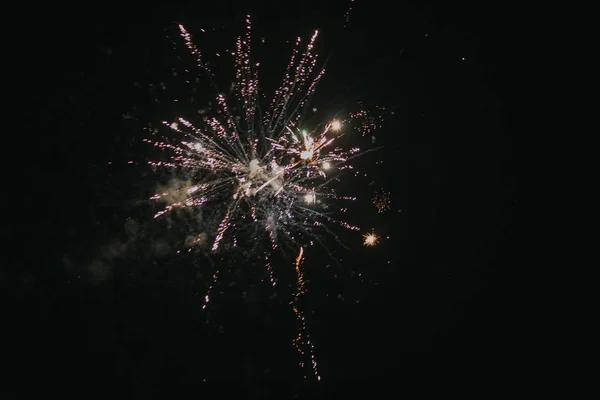 Nízký úhel záběru slavnostní ohňostroje praskající na noční obloze šířící radostnou atmosféru — Stock fotografie
