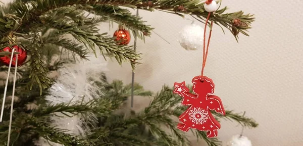 Schöner Weihnachtsbaum mit verschiedenen Ornamenten geschmückt — Stockfoto