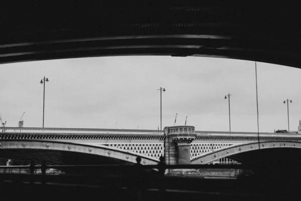 Nahaufnahme Einer Brücke Unter Einem Dunklen Wolkenverhangenen Himmel — Stockfoto