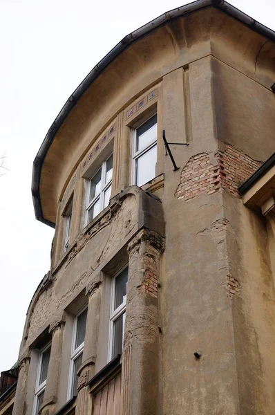 Vertikale Aufnahme einer alten Wohnung mit kaputten Wänden — Stockfoto