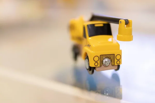 Zbliżenie krajobraz strzał z a żółty zabawka samochód z a zamazany w the tło — Zdjęcie stockowe