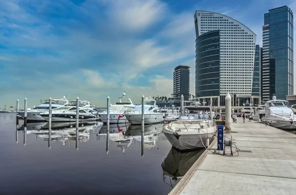 Ángulo amplio disparado de un puerto en Dubai bajo un cielo azul claro — Foto de Stock