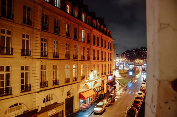 Vue sur la rue de Paris pendant la nuit . — Photo
