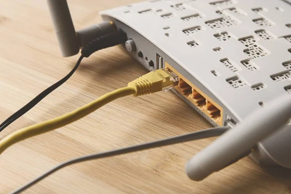 Primer Plano Módem Internet Con Cable Una Superficie Madera —  Fotos de Stock