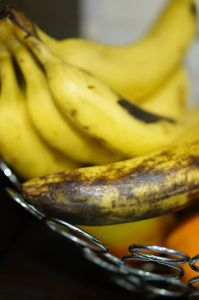 Pionowe ujęcie dojrzałego banana w misce — Zdjęcie stockowe